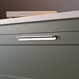 Oxford Möbelgriff 224 mm – Poliertes Nickel – Griffmulde an einer dunkelgrauen Möbelschublade.