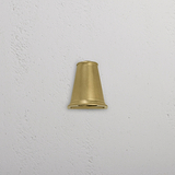 Kleine Wandleuchte Southwark Mastleuchte aus antikem Messing an einer weiÃƒÅ¸en Wand montiert.