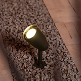 Ealing Bodenstrahler –  Bronze – Licht strahlt vom Kiesboden nach oben.