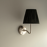 Malvern Medium-Wandleuchte mit plissiertem, tiefgrünem Schirm und poliertem Nickel-Finish vor beigem Hintergrund.