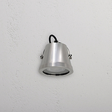 Cambridge Wandleuchte Ã¢â‚¬â€œ poliertes Nickel, elegante Outdoorleuchte an weiÃƒÅ¸er Wand montiert.