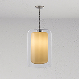 Pendelleuchte „Nan“ mit strukturiertem Glas, strahlt warmes Licht aus und hängt an einer Kette.
