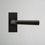 Apsley gefederter Türgriff mit Kurzschild – Bronze