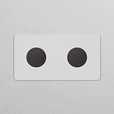 Interruptor y regulador de luz multidireccional x2 (marco doble), pintable y bronce, instalado en pared blanca.