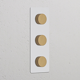 Regulador de luz x3 vertical en marco triple, pintable y antiguo latón, para control de iluminación interior.