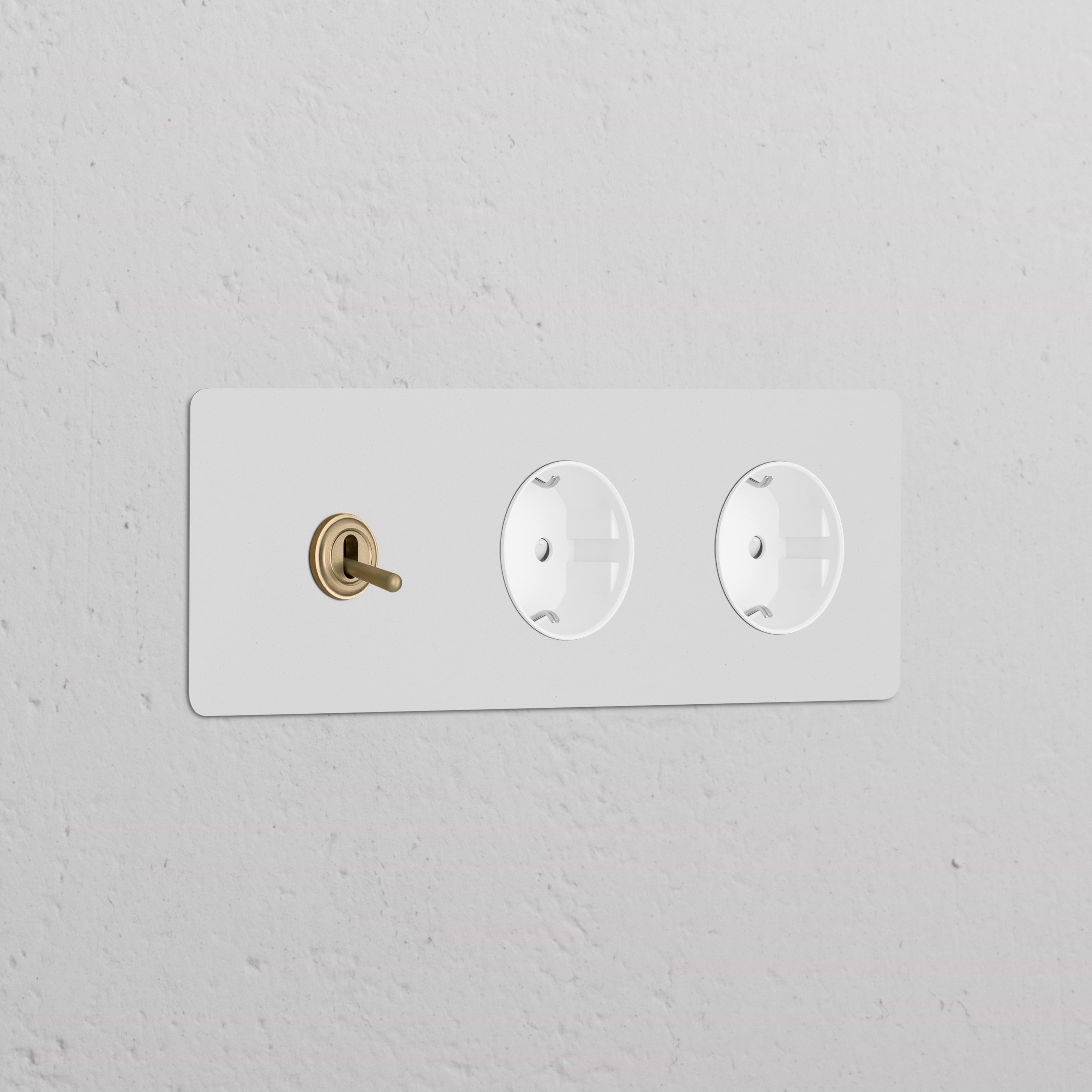 Marco triple con doble base Schuko tipo F y interruptor de palanca, pintable y acabado latón antiguo, inserto blanco.