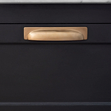 Tirador concha Elm en latón antiguo sobre mueble negro