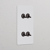 Interruptor conmutador de palanca x4 vertical en marco doble, pintable y bronce, para control de luz.