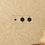 Interruptor de palanca redondo de triple marco y dos bases Schuko en bronce con inserto negro transparente.