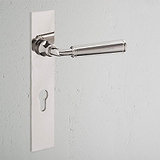 Manilla para puertas Digby con placa larga (con muelle) y cerradura europea - Níquel pulido