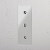 Interruptor triple de palanca en níquel pulido y traslúcido con diseño vertical - Accesorio de iluminación fácil de usar, sobre fondo blanco