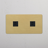 Módulo de carga doble de alta calidad USB x2 en latón antiguo y negro sobre fondo blanco