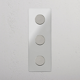 Interruptor triple con regulador de luz en níquel pulido y traslúcido con diseño vertical - Sistema moderno de control superior de luz, sobre fondo blanco