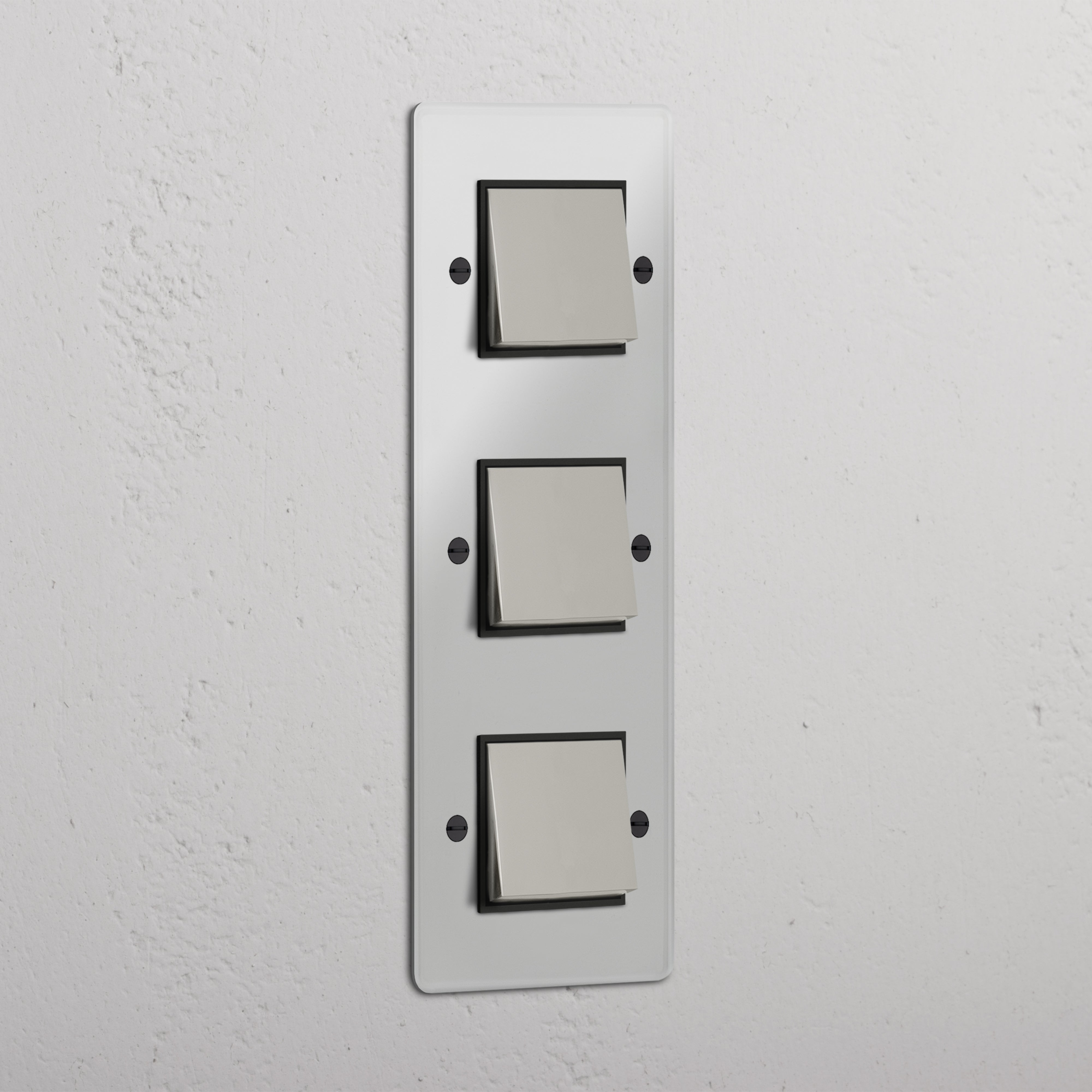 Interruptor triple de balancín en níquel pulido y traslúcido con negro en diseño vertical - Solución funcional de iluminación