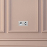 Bases Schuko dobles en marco doble, níquel pulido con inserto blanco.
