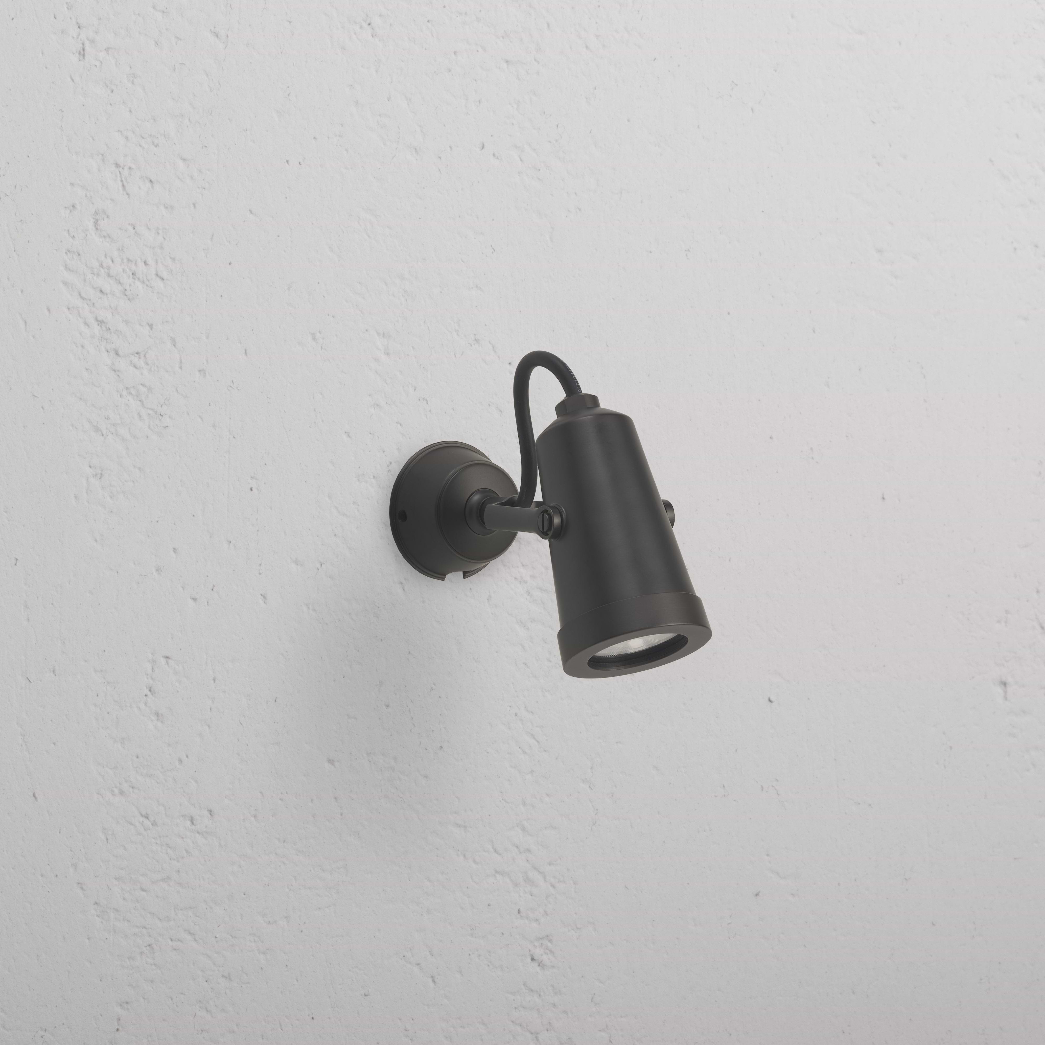 LÃƒÂ¡mpara de exterior Cambridge, aplique de pared en bronce, instalada sobre pared blanca texturizada.