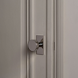 Pomo para puertas Onslow con placa corta (con muelle) - Níquel pulido