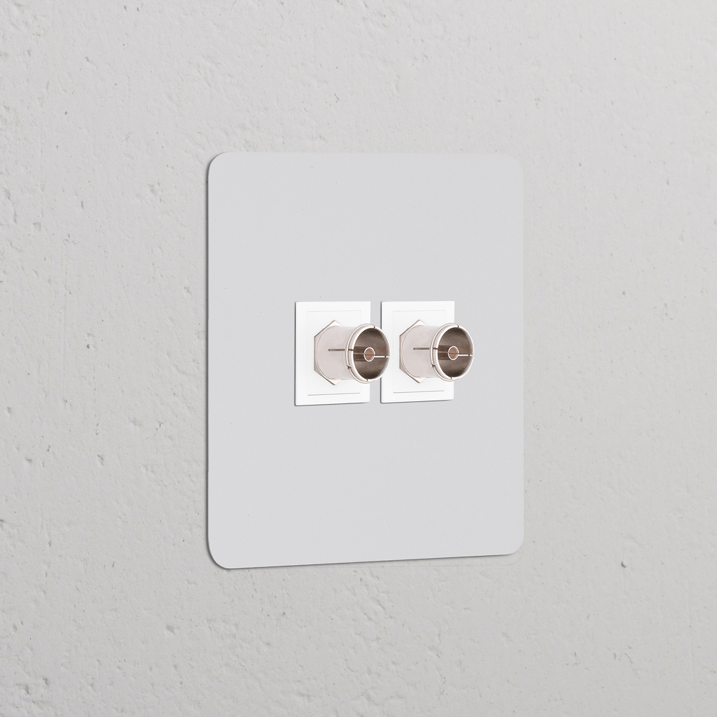 Primer plano de Enchufe TV x2 con inserto blanco, diseñado para instalación en marco individual y superficie pintable.