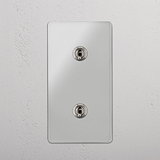 Interruptor doble de palanca en níquel pulido y traslúcido con diseño vertical versátil - Control fácil de usar de iluminación, sobre fondo blanco