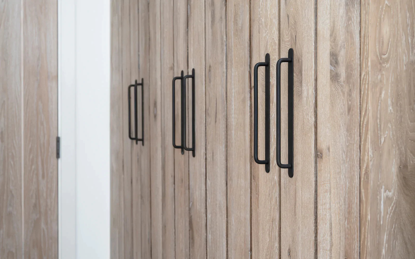Poignée de meuble Corston bronze kilburn sur porte d'armoire en bois
