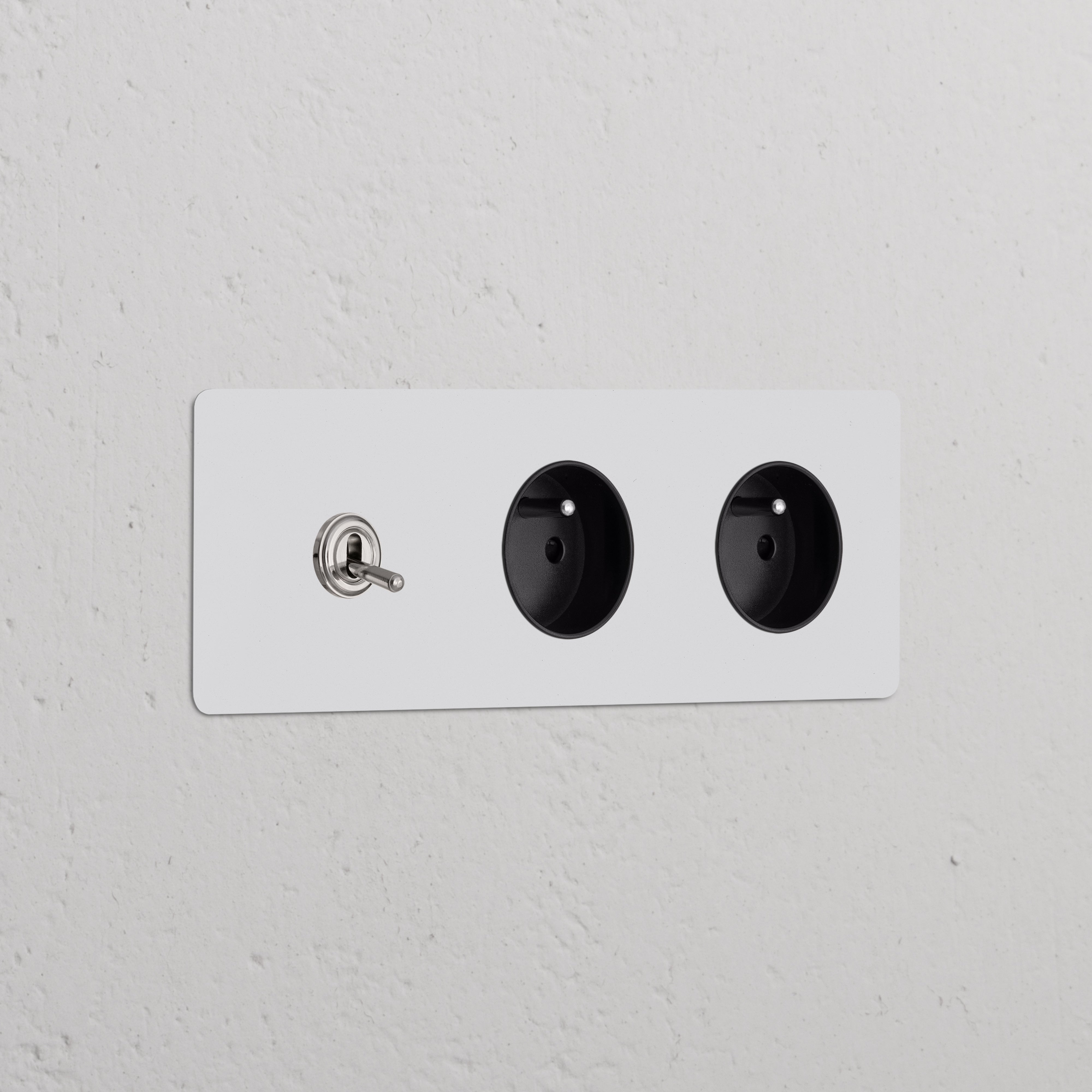 Plaque murale double avec deux prises noires Type E et un interrupteur à bascule en nickel poli pour Prises & Modules Triple.