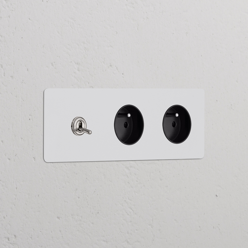 Plaque murale double avec deux prises noires Type E et un interrupteur à bascule en nickel poli pour Prises & Modules Triple.
