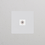 Prise Satellite (Plaque Simple) avec insert peignant blanc sur mur gris clair, idéale pour une connectivité élégante.