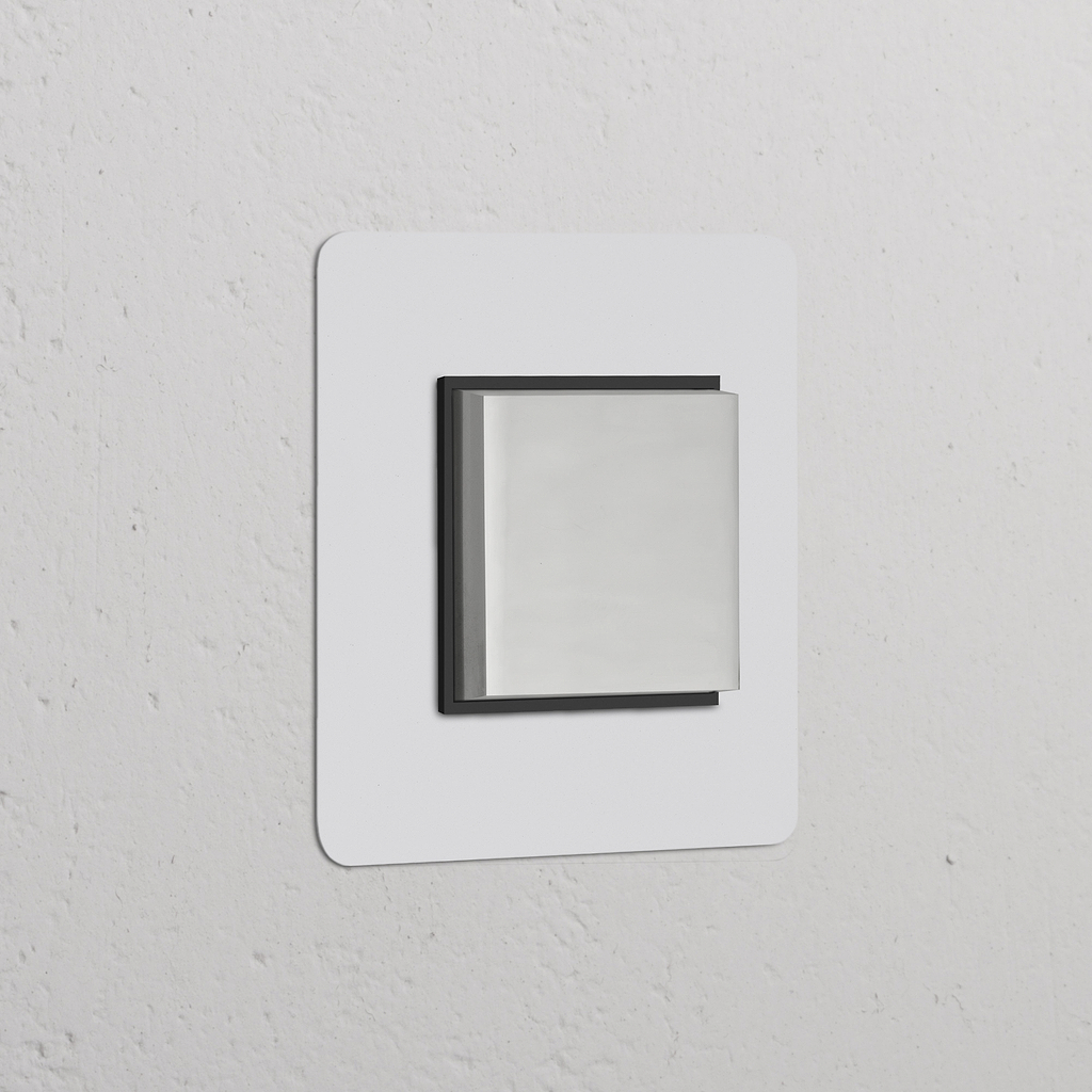 Interrupteur à bouton-poussoir carré à trois positions en nickel poli avec insert noir, conception de plaque simple.