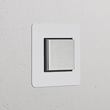 Interrupteur à bouton-poussoir carré à trois positions en nickel poli avec insert noir, conception de plaque simple.