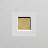 Bouton Poussoir Trois Positions Carré en laiton ancien peignable avec insert blanc pour interrupteurs et variateurs.