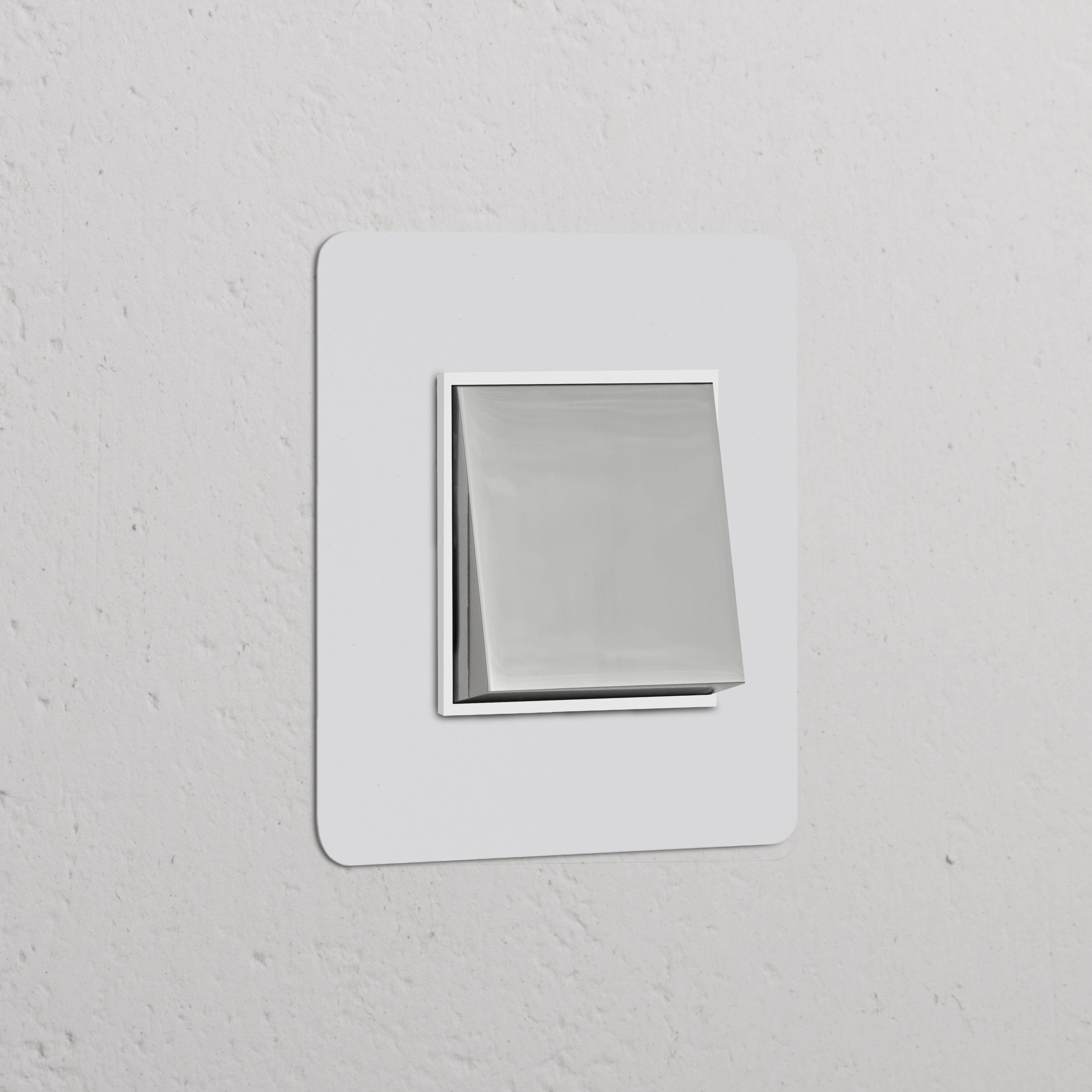Interrupteur VV Carré avec finition Nickel Poli et insert Blanc sur mur texturé blanc, design épuré et moderne.