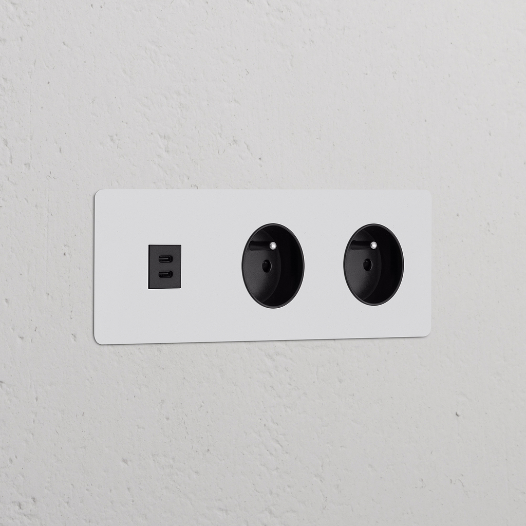 Prise USB-C 30W & double Prise de Courant Ronde Type E sur un Insert Peignable Noir Plaque Triple.