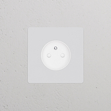 Prise de Courant Ronde Française/Belge Type E (Plaque Simple) blanche sur mur gris, insert peignable blanc.