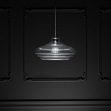 Suspension Brookfield Grand Format en Verre Cannelé avec finition Nickel Poli, suspendue contre un mur orné sombre.