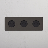 Prise murale triple, Prise de Courant Ronde Type E x3 (Plaque Triple) en bronze avec insert noir.