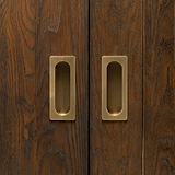 Gros plan sur les portes coulissantes avec « Regent Moyenne Poignée Encastrée » en laiton ancien pour un look classique de porte galandage.