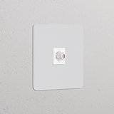 Prise Satellite (Plaque Simple) - Peignable Insert Blanc prise coaxiale sur un mur gris texturé, soulignant un design épuré.
