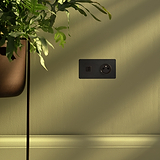 Prise de courant double en bronze avec prise USB-C 30W et Type E, insert noir, sur mur.