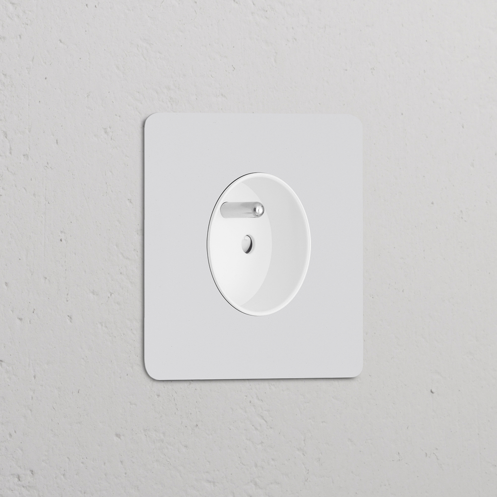 Prise simple ronde française/belge type E avec insert blanc pouvant être peint, adaptée aux installations simples.