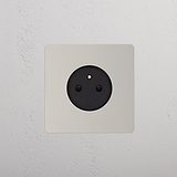 Prise de Courant Ronde Type E avec Plaque Nickelée Polie, Insert Noir - Prise Électrique à Plaque Simple.
