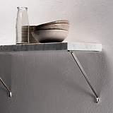 Brixton Support d'étagère 200mm en Nickel Poli, supportant une étagère sur un mur blanc.