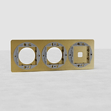 Plaque métallique triple Laiton Ancien avec 1 insert interrupteur & 2 inserts ronds, ajoutant une élégance classique.