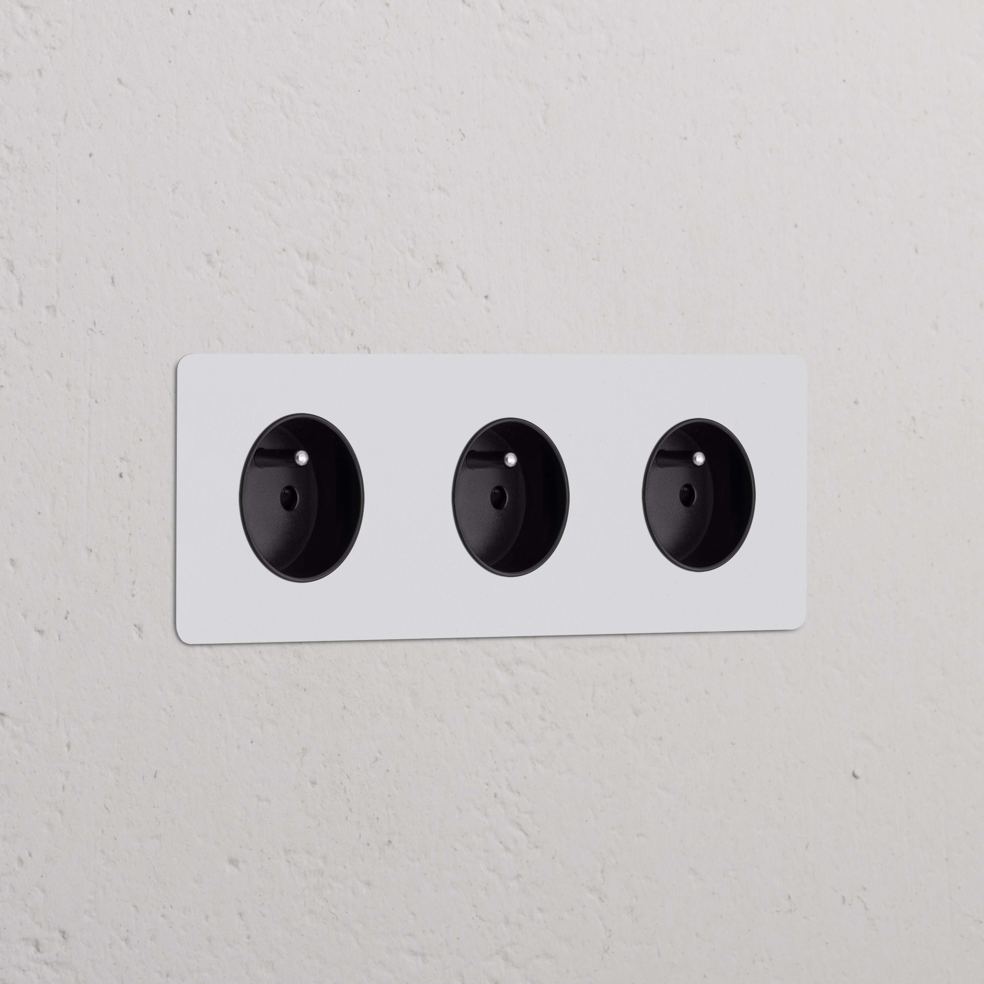 Prise de Courant Ronde Type E x3 (Plaque Triple) avec insert noir, adaptée aux prises triples et modules.