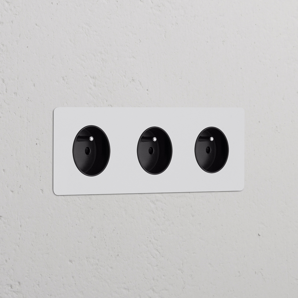 Prise de Courant Ronde Type E x3 (Plaque Triple) avec insert noir, adaptée aux prises triples et modules.
