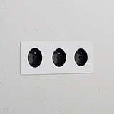 Prise de Courant Ronde Type E x3 (Plaque Triple) avec insert noir, adaptée aux prises triples et modules.