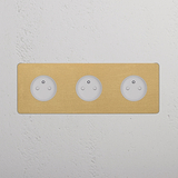 Plaque triple avec trois douilles rondes Type E, finition Laiton Ancien, inserts blancs pour un look classique.
