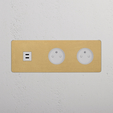 Prises sur Plaque Triple avec prises USB-C 30W et Type E, finition Laiton Ancien avec insert blanc.