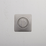 Accessoire Nickel Poli Regent Condamnation Encastrée Porte Galandage sur un mur texturé blanc.