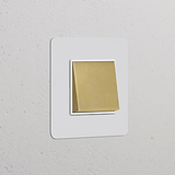 Interrupteur carré en laiton avec insert blanc, 'Interrupteur VV Carré', style classique pour interrupteurs simples.