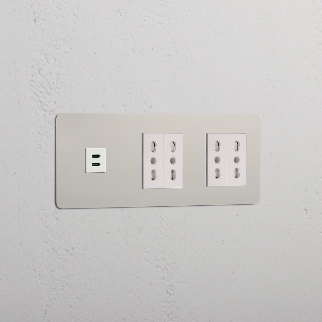 Modulo Triplo USB 30W & 4x Bipasso in Nichel Lucido Bianco, Triple Prese & Moduli su pannello bianco.